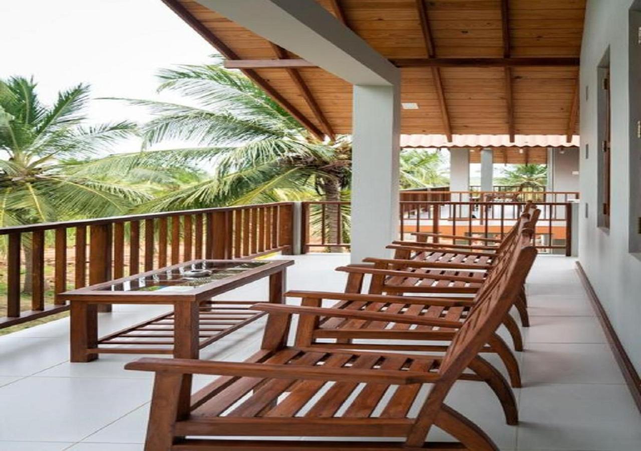 The Coconut Gardens & Restaurant होटल