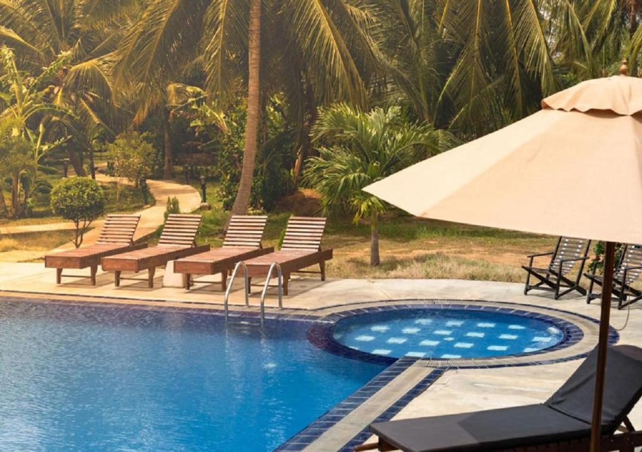 The Coconut Gardens & Restaurant होटल